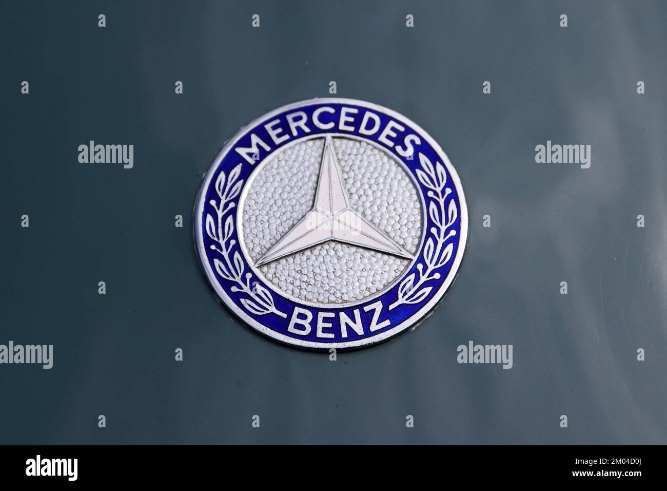 Mercedes Benz badge auto Foto Stock