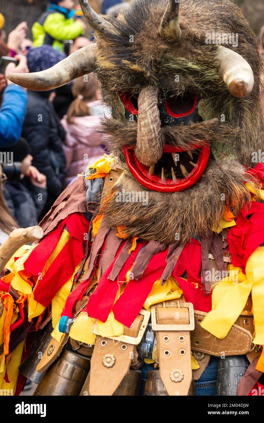 Misteriosa ballerina rituale con costume intricato che indossa una maschera mostro al tradizionale festival annuale Kukeri di Sofia, Bulgaria, Europa orientale, Balcani, UE Foto Stock