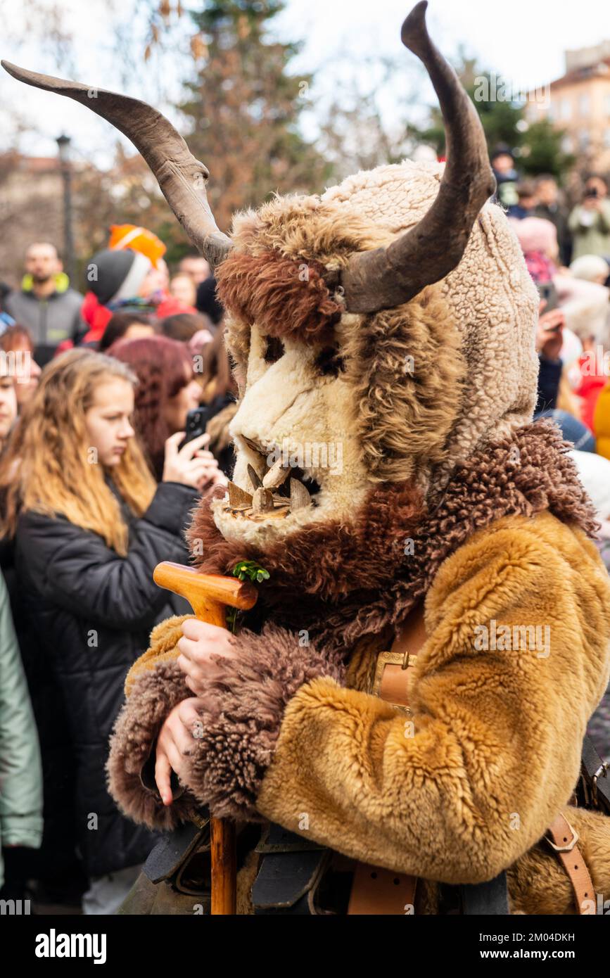 Misteriosa ballerina rituale con costume intricato che indossa una maschera mostro al tradizionale festival annuale Kukeri di Sofia, Bulgaria, Europa orientale, Balcani, UE Foto Stock