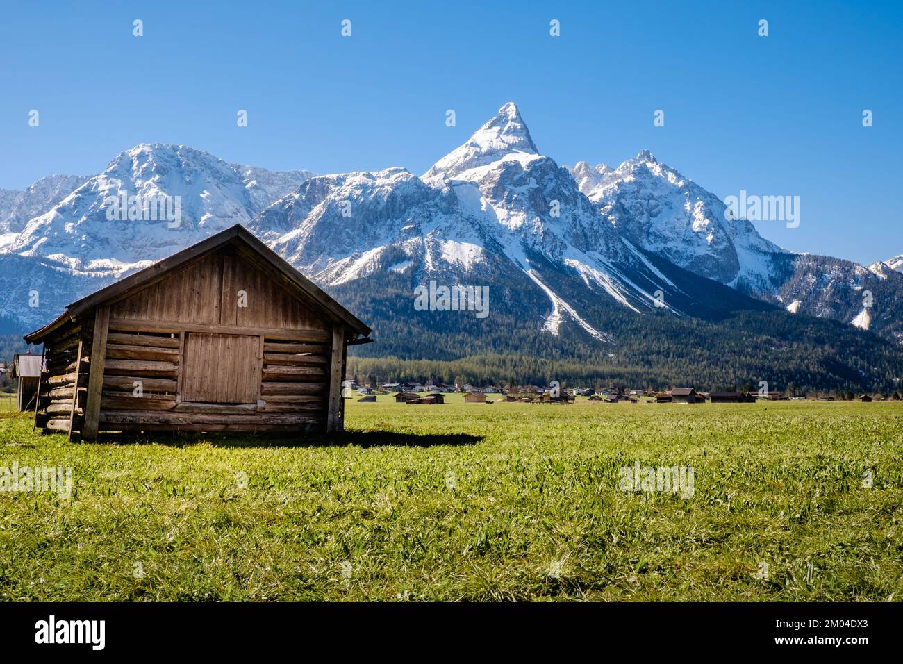 Frühling in Ehrwald mit Blick zur Sonnenspitze Foto Stock