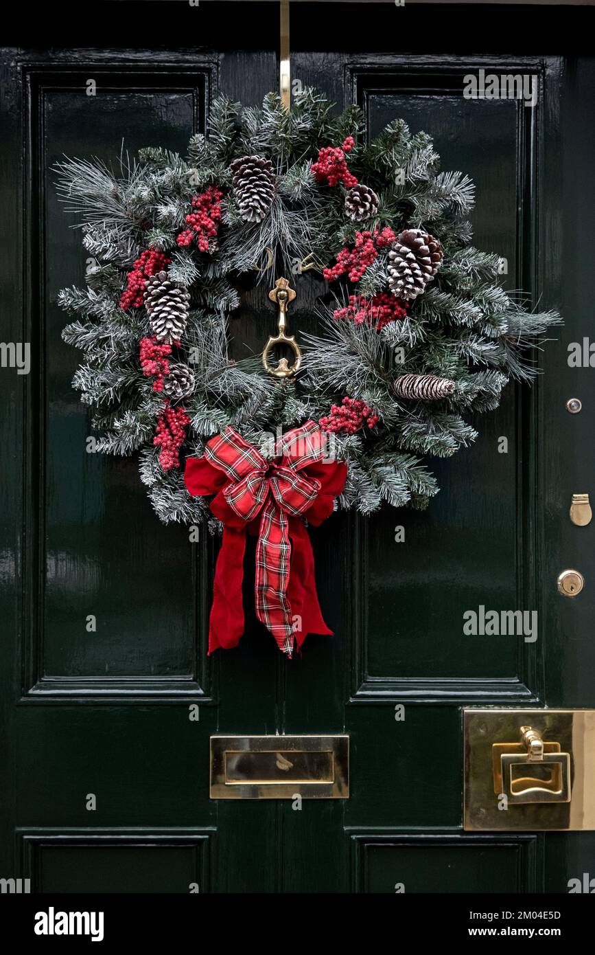 Corona di Natale su una porta nella New Town di Edimburgo. Foto Stock