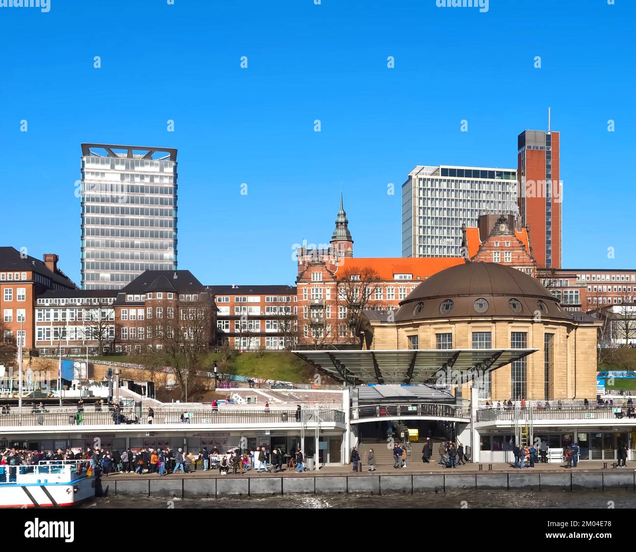 Paesaggio urbano di Amburgo in Germania - Landungsbrücken Foto Stock