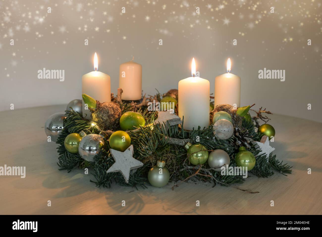Terzo Avvento, corona con tre candele bianche brucianti e verde decorazione di Natale su un tavolo, arredamento per la terza Domenica, copia spazio, selecte Foto Stock