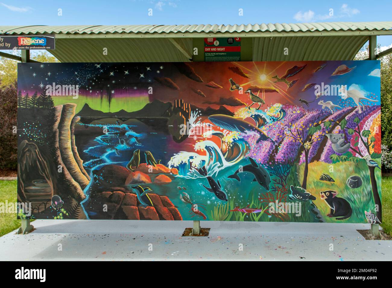 Day and Night Street Art, Sheffield, Tasmania, Australia Foto Stock