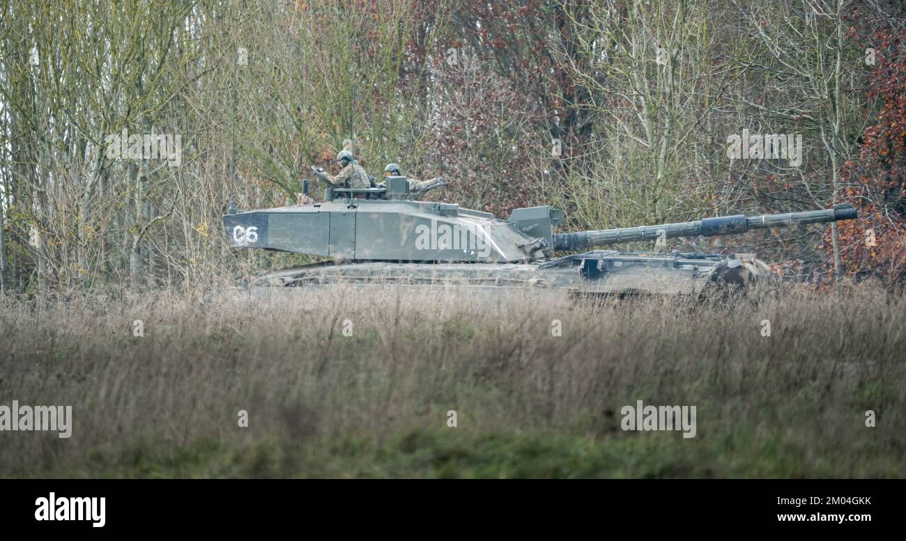 Esercito britannico Challenger II 2 FV4034 principale serbatoio di battaglia in azione aperta campagna, su un esercizio militare Wiltshire UK Foto Stock