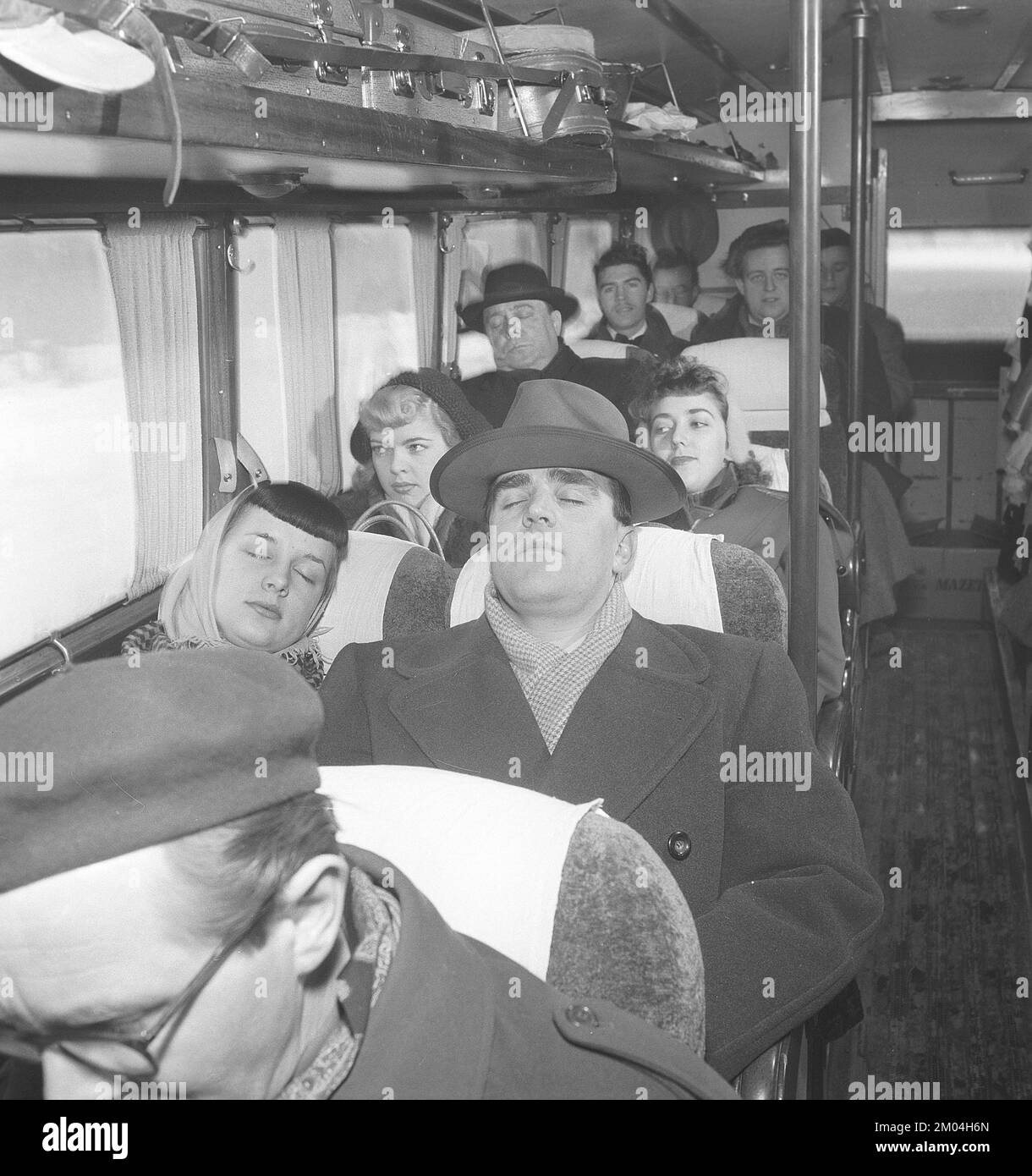 Avere un pisolino negli anni '1950s. Un uomo si è addormentato durante un giro in autobus. Svezia 1951 Kristoffersson Ref BF25-1 Foto Stock