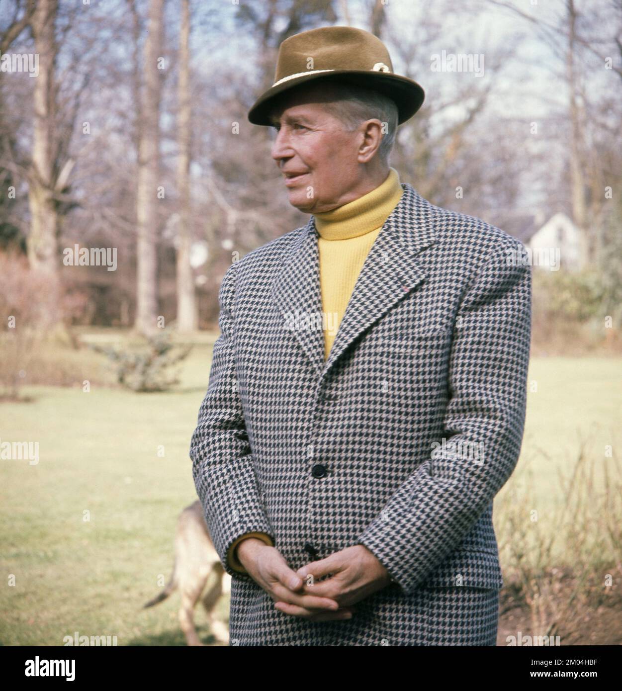Maurice Chevalier. Attore francese 1888-1972. Nella sua casa in Francia 1964 Roland Palm Ref 5:33:01 Foto Stock