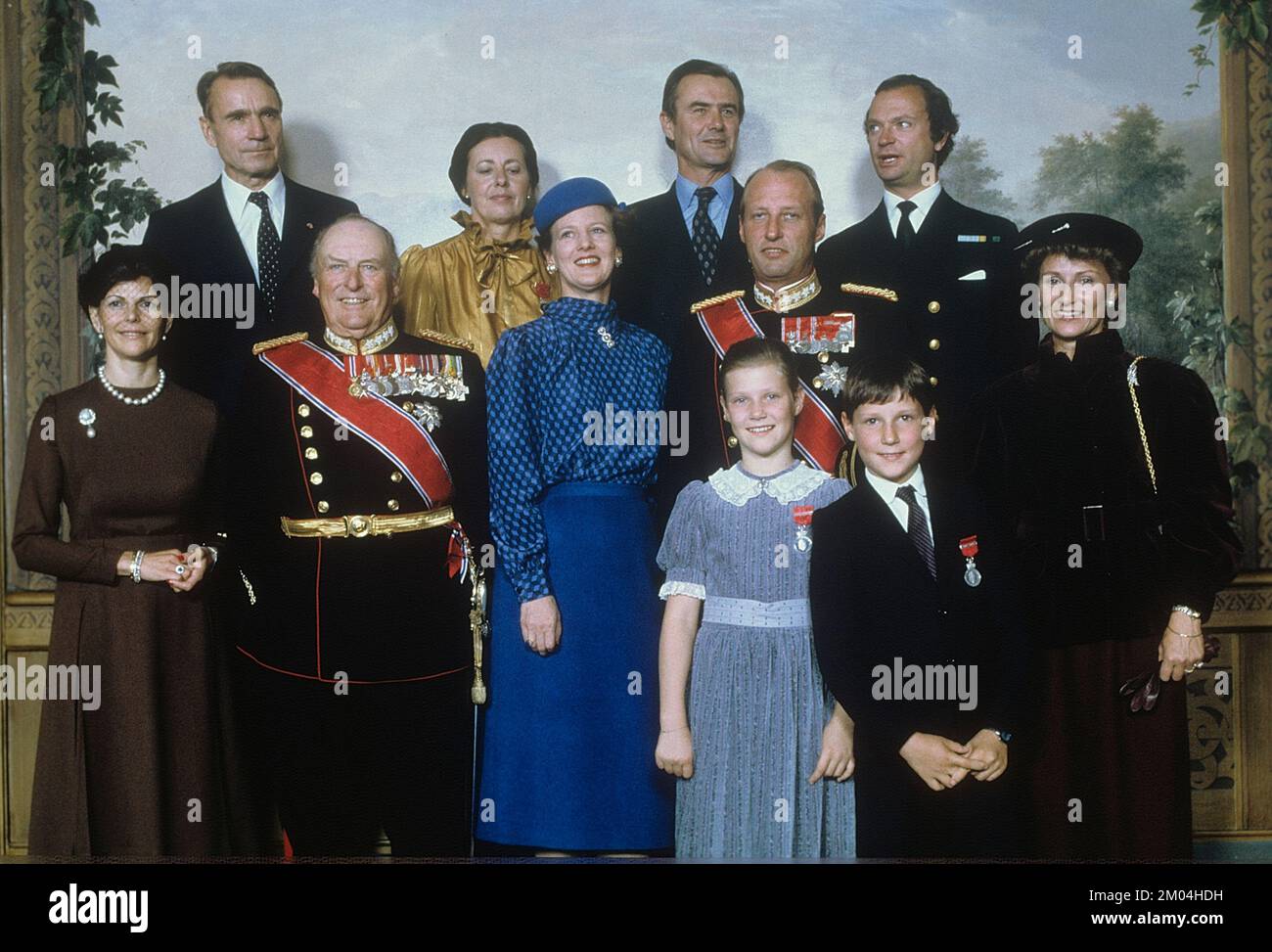 Scandinavo royaly in una foto di gruppo. Prima fila: Regina Silvia di Svezia, Re Olav di Norvegia, Regina Margrethe di Danimarca, Principe Harald di Norwary, Sonja di Norvegia con i suoi figli Märtha Louise e Haakon Magnus. Fila posteriore Re di Svezia all'estrema destra. Foto Stock