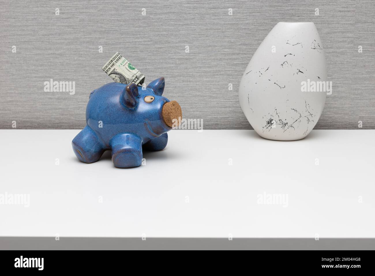 piggy banca con denaro sul tavolo Foto Stock
