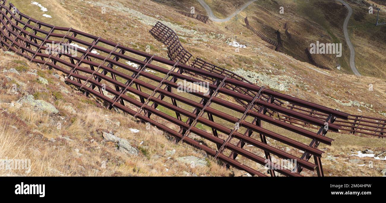 Protezione dalle valanghe nelle Alpi tirolesi Foto Stock