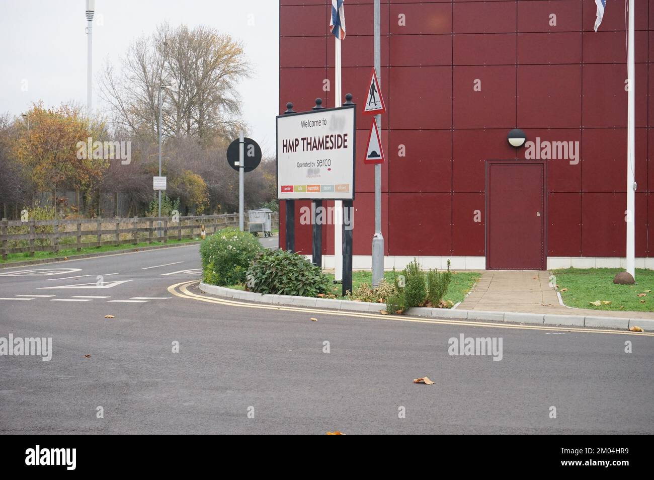 04/12/2022 HMP lato Tameside, vista generale esterna . HMP Thameside è una prigione locale di reinsediamento di categoria B nella zona di Thamesmead del Royal Borough di Greenwich, nel sud-est di Londra Foto Stock
