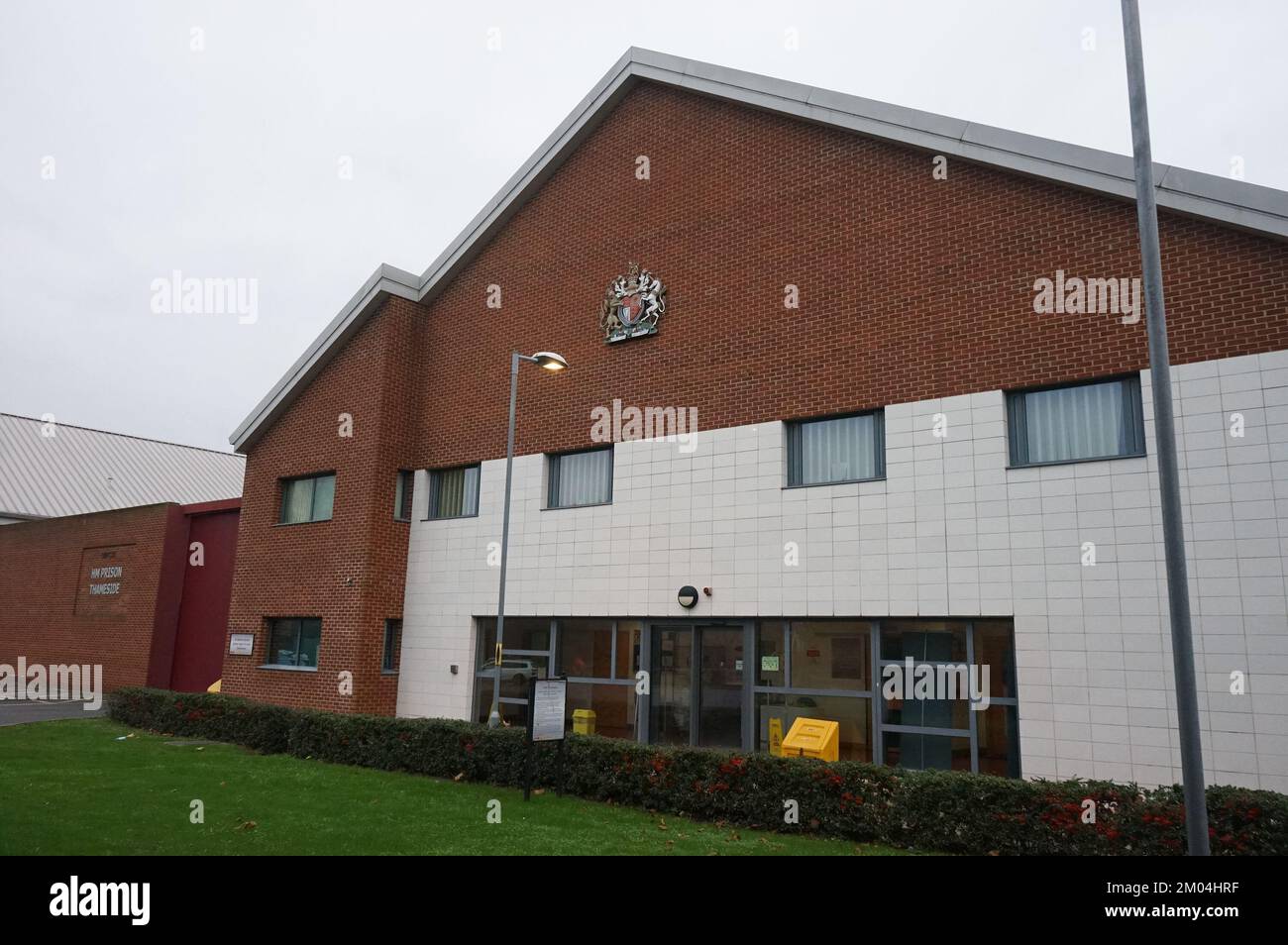 04/12/2022 HMP lato Tameside, vista generale esterna . HMP Thameside è una prigione locale di reinsediamento di categoria B nella zona di Thamesmead del Royal Borough di Greenwich, nel sud-est di Londra Foto Stock