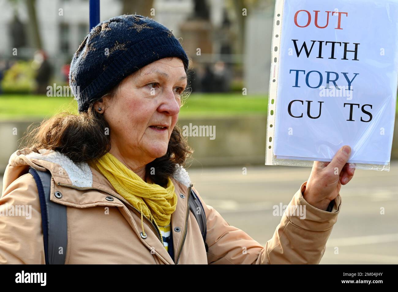 Donna che protesta contro i tagli del governo Tory, Piazza del Parlamento, Londra. REGNO UNITO Foto Stock
