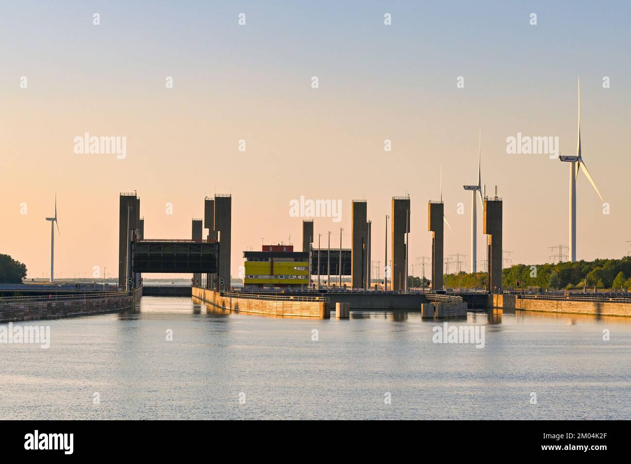 Rilland, Paesi Bassi - 2022 agosto: Ingresso a un grande canale chiuso Foto Stock Rilland, Paesi Bassi - 2022 agosto: Ingresso a un grande canale chiuso Foto Stock