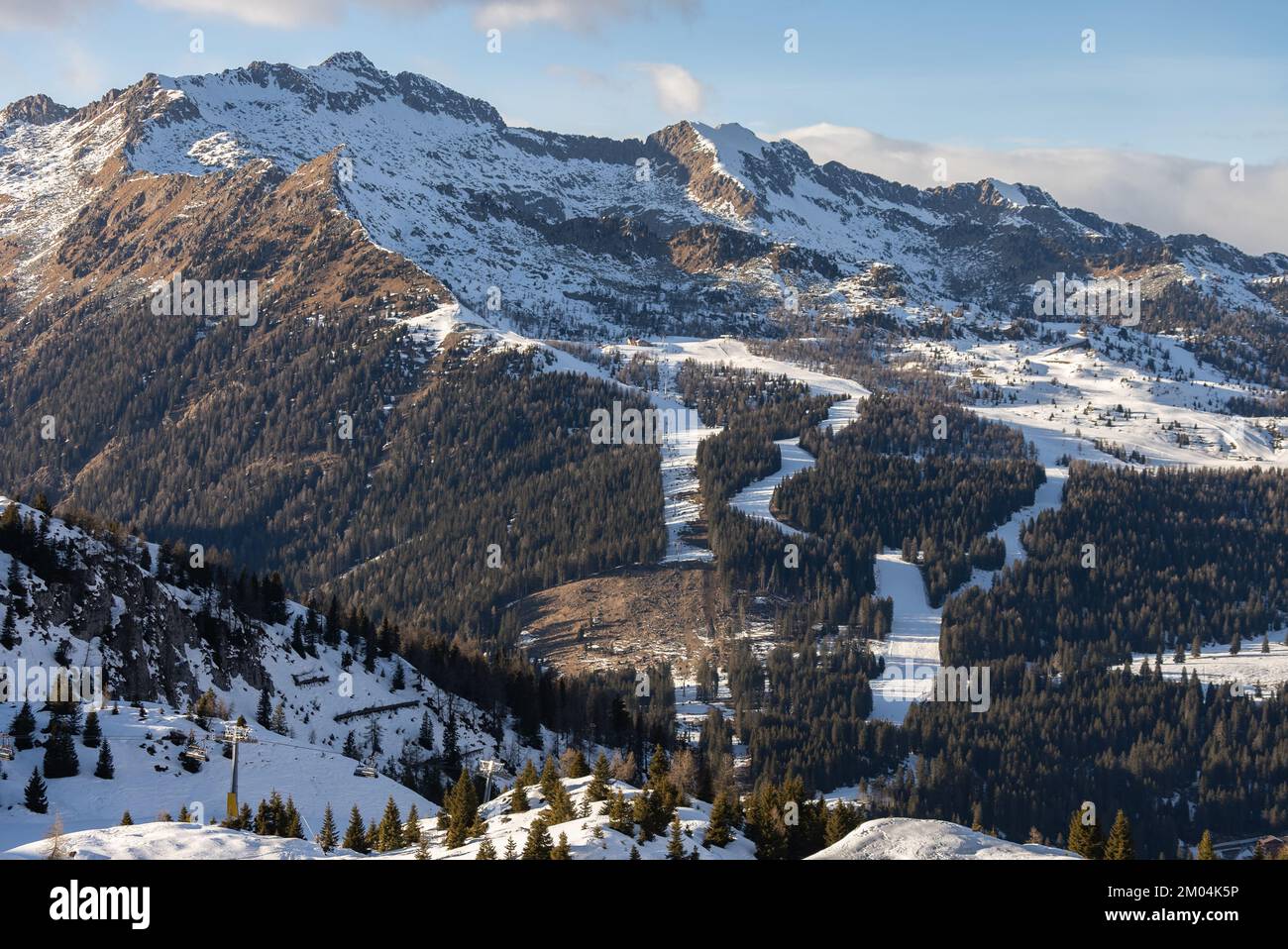 Veduta aerea del drone di Madonna di Campiglio e dello snowpark ursus in Val Rendena dolomiti Trentino in inverno Foto Stock