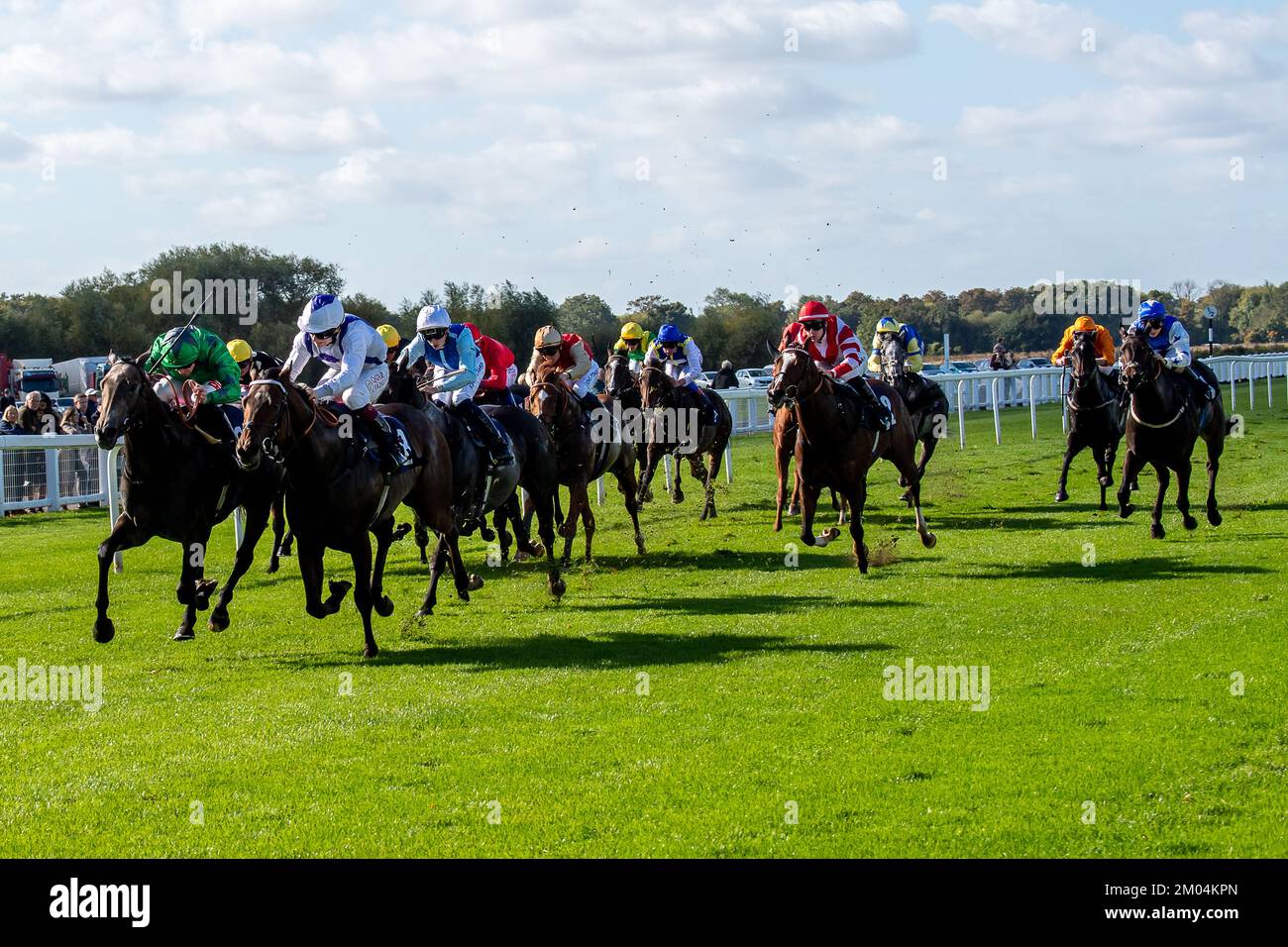 Windsor, Berkshire, Regno Unito. 10th ottobre 2022. Horse Twilight Heir (numero 8) guidato dal jockey Cieren Fallon (sete bianche) vince il mezzo milione di cavalli trainati da TPF handicap Stakes alle corse di Windsor. Allenatore Seamus Durack, Lambourn superiore. Sponsor Fiddles Racing. Horse Torvi guidato dal jockey Jack Mitchell è arrivato secondo. Credito: Maureen McLean/Alamy Foto Stock