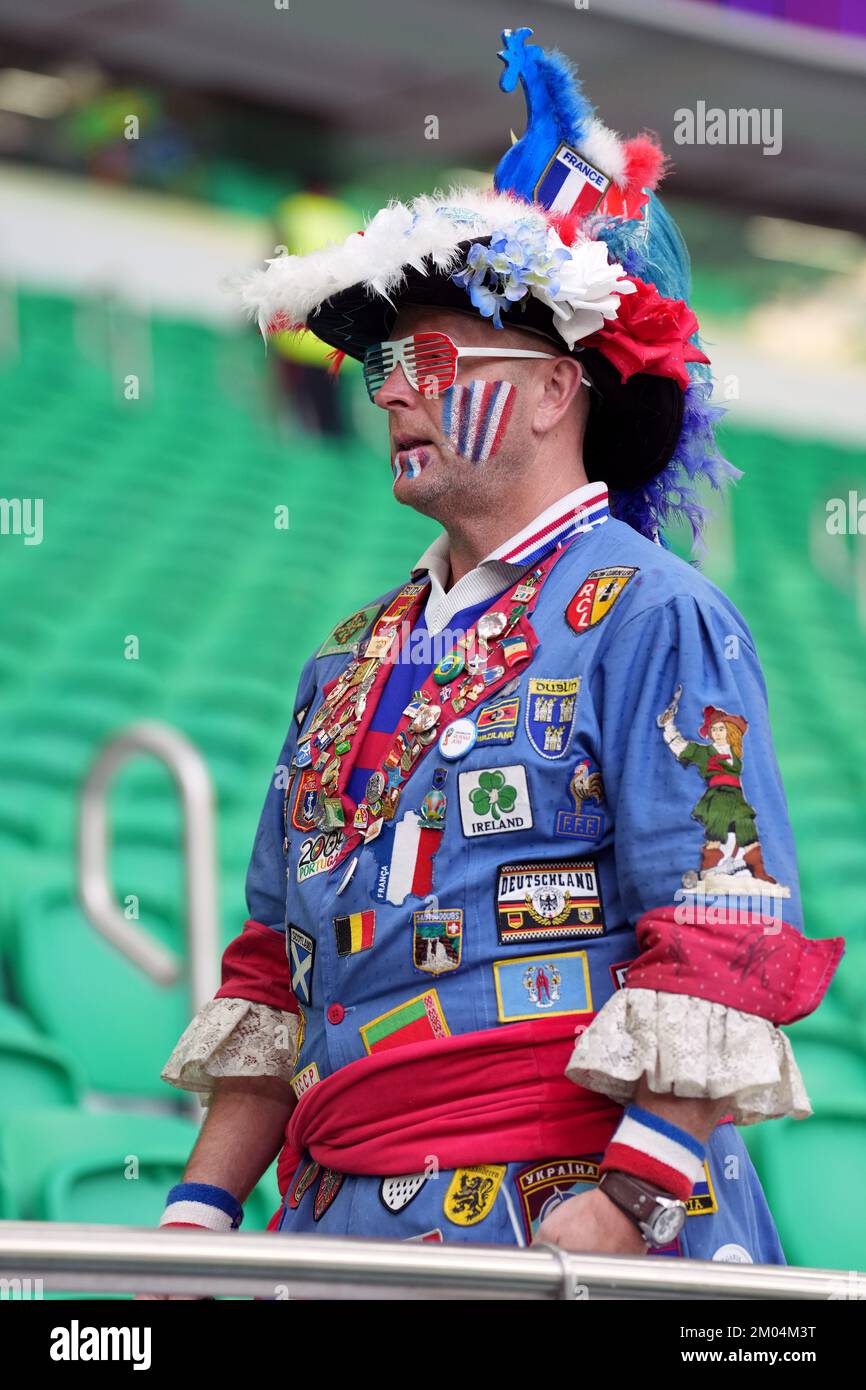 Un fan della Francia si trova in testa alla partita dei sedici campionati mondiali di calcio FIFA allo stadio al Thumama di Doha, Qatar. Data immagine: Domenica 4 dicembre 2022. Foto Stock
