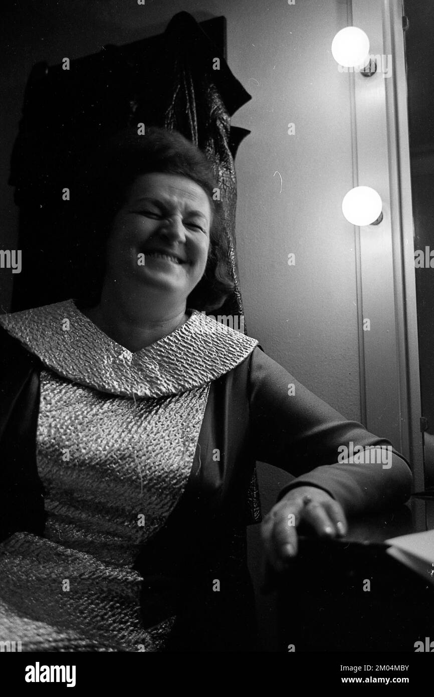 Birgit Nilsson, soprano wagneriano svedese, al suo Teatro Colón camerino durante un'intervista prima della sua performance "Tristan und Isotta", Buenos Aires, Argentina, 1971 Foto Stock