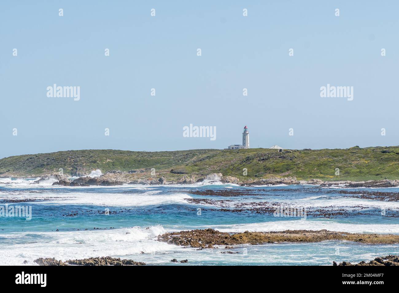 Il faro di Danger Point è visibile attraverso la baia di Kruismans vicino a Gansbaai nella provincia del Capo Occidentale Foto Stock