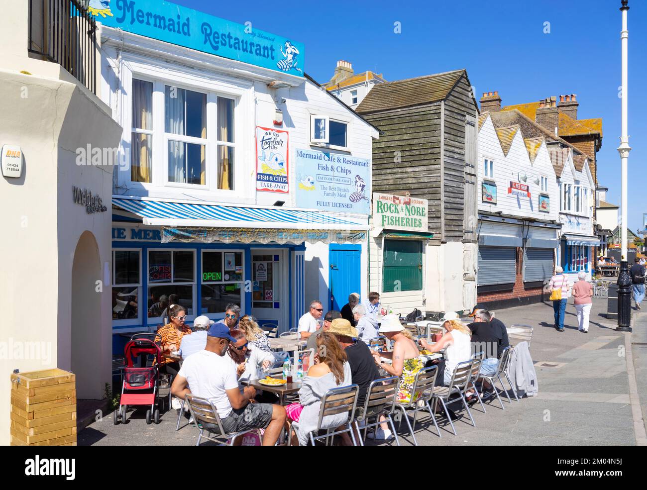 Hastings Old Town gente mangiare pesce e patatine fritte al di fuori del ristorante Sirenetta Hastings Old Town Hastings East Sussex Inghilterra UK GB Europa Foto Stock