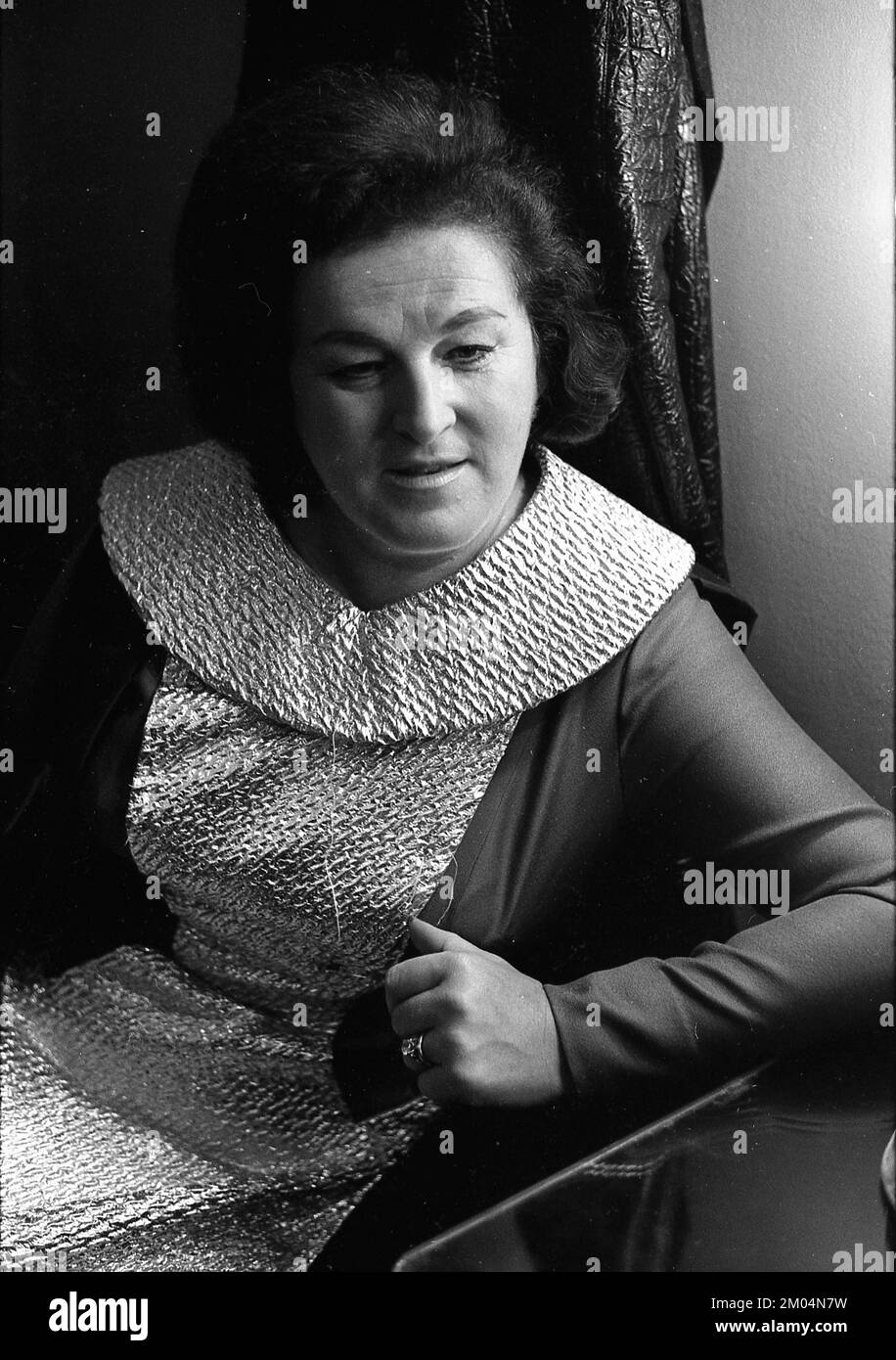 Birgit Nilsson, soprano wagneriano svedese, al suo Teatro Colón camerino durante un'intervista prima della sua performance "Tristan und Isotta", Buenos Aires, Argentina, 1971 Foto Stock