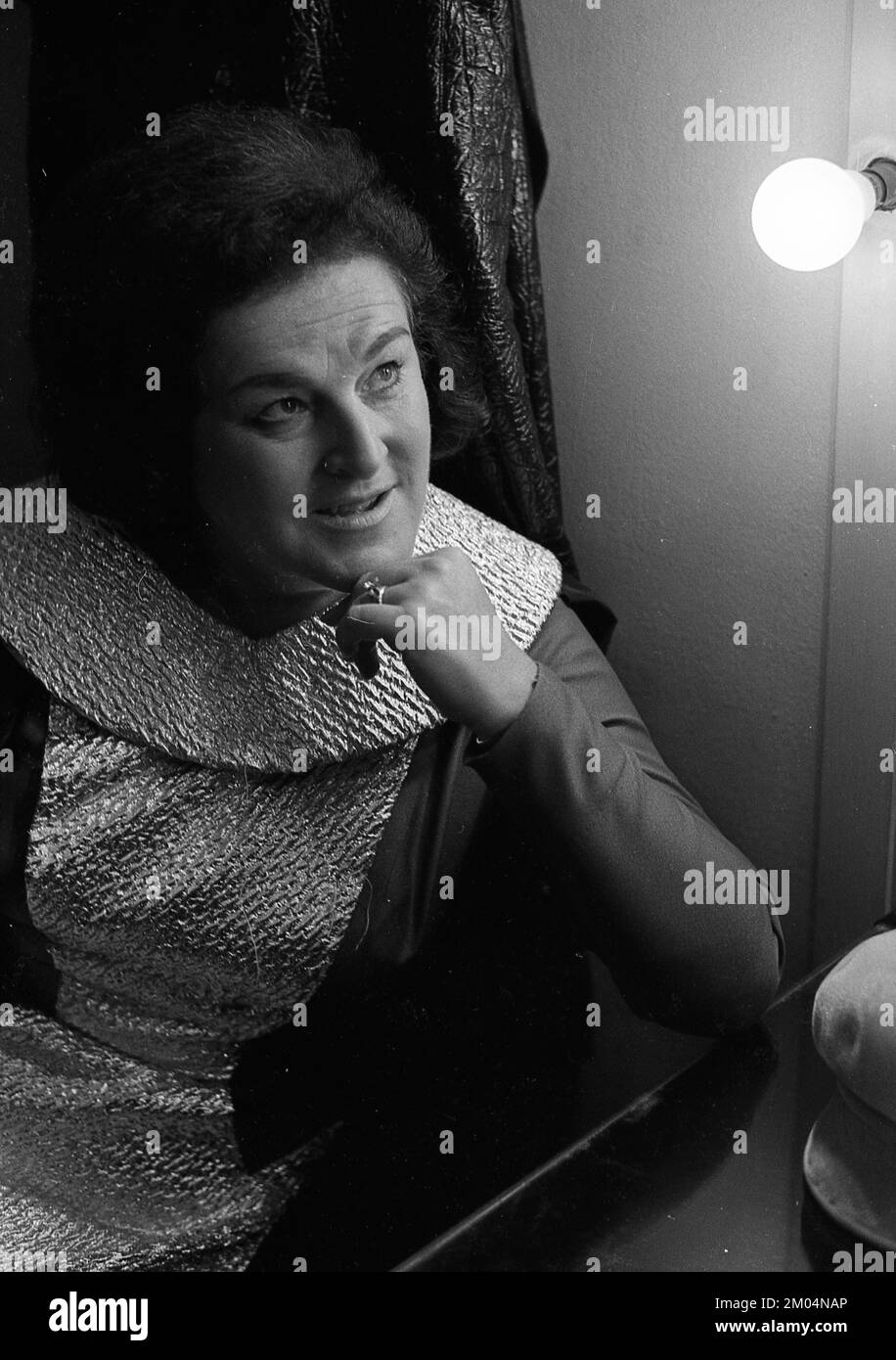 Birgit Nilsson, soprano wagneriano svedese, al suo Teatro Colón camerino durante un'intervista prima della sua performance "Tristan und Isotta", Buenos Aires, Argentina, 1971 Foto Stock