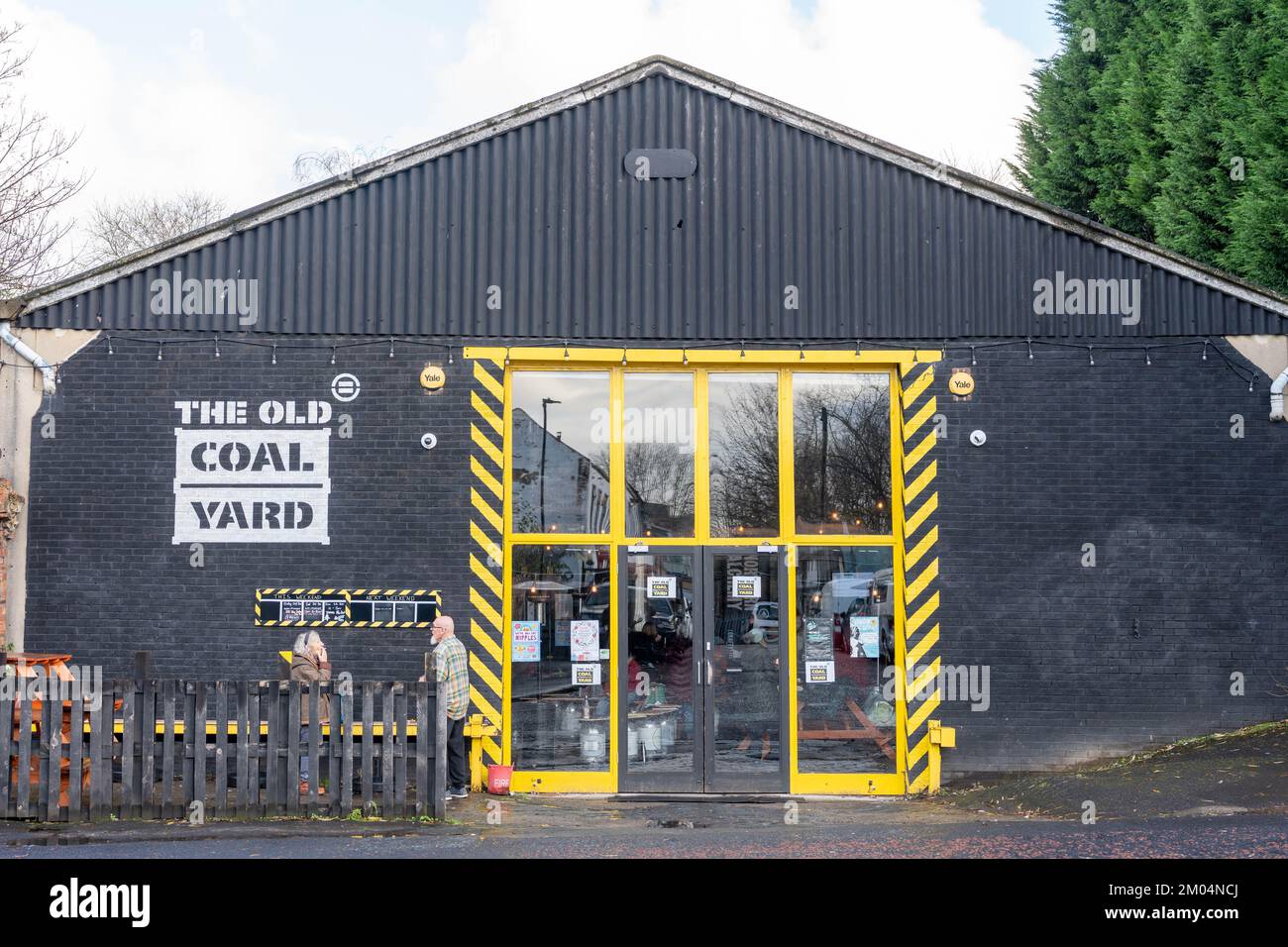 Il bar e la sede dell'Old Coal Yard, che comprende la fabbrica di birra Northern Alchemy, a Newcastle upon Tyne, Regno Unito. Foto Stock