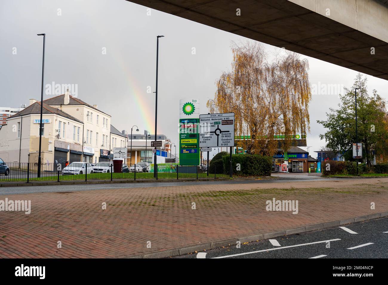 Un arcobaleno presso il garage BP in fondo a Shields Road, Byker, Newcastle upon Tyne, Regno Unito Foto Stock