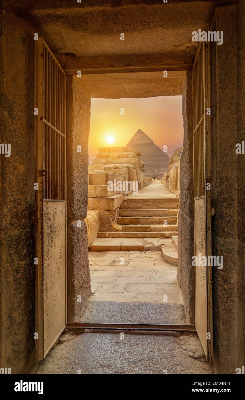 Porta e scala per le piramidi al Cairo, Egitto Foto Stock