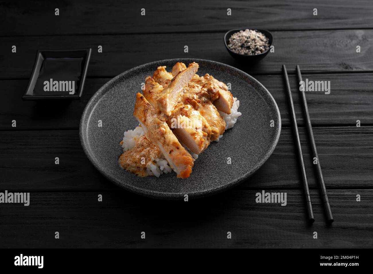 Colazione tailandese Gai Pad Pongali con pollo. Primo piano. Cucina pan-asiatica. Piatti thailandesi in un mishmash. Foto Stock