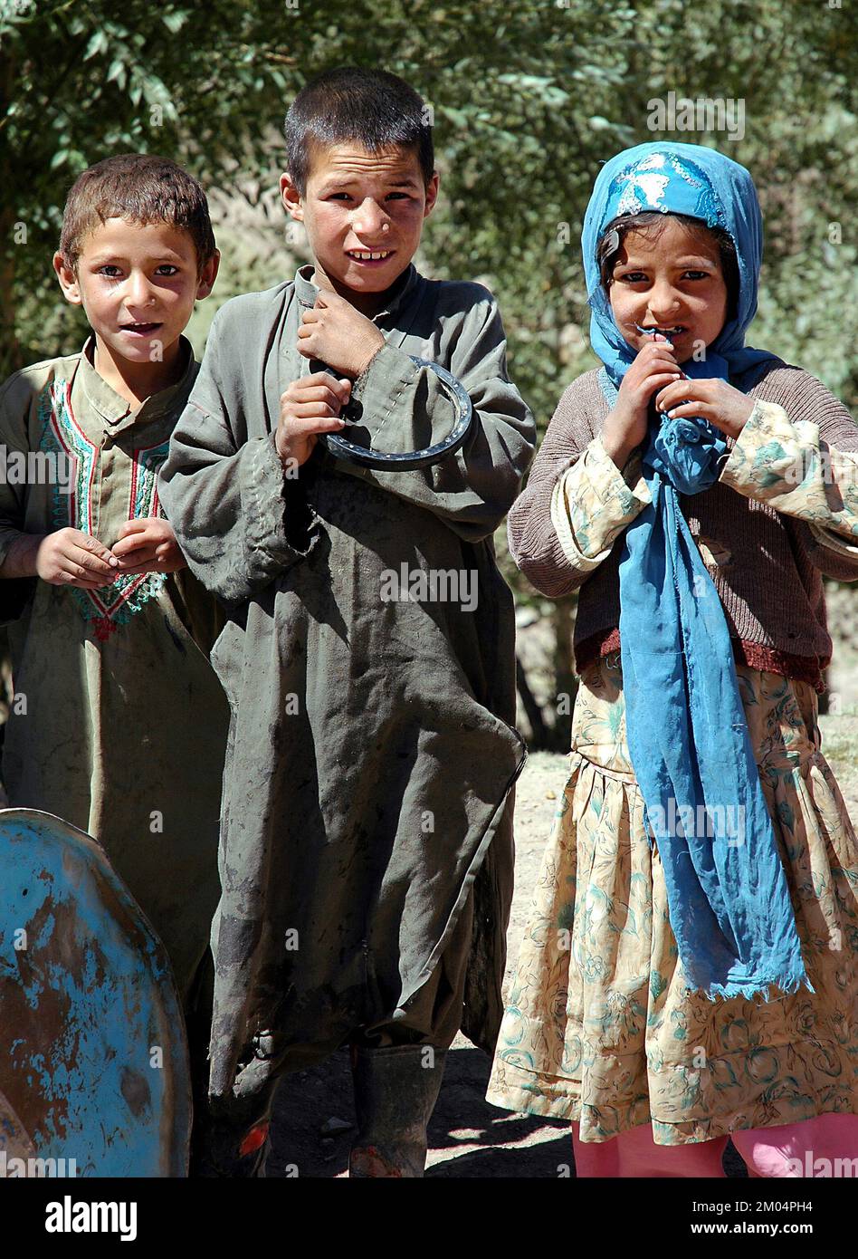 Insediamento Nomad vicino al Minareto di Jam, Provincia di Ghor /Afghanistan: Bambini che indossano abiti tradizionali. I nomadi sono ancora comuni in questa regione. Foto Stock