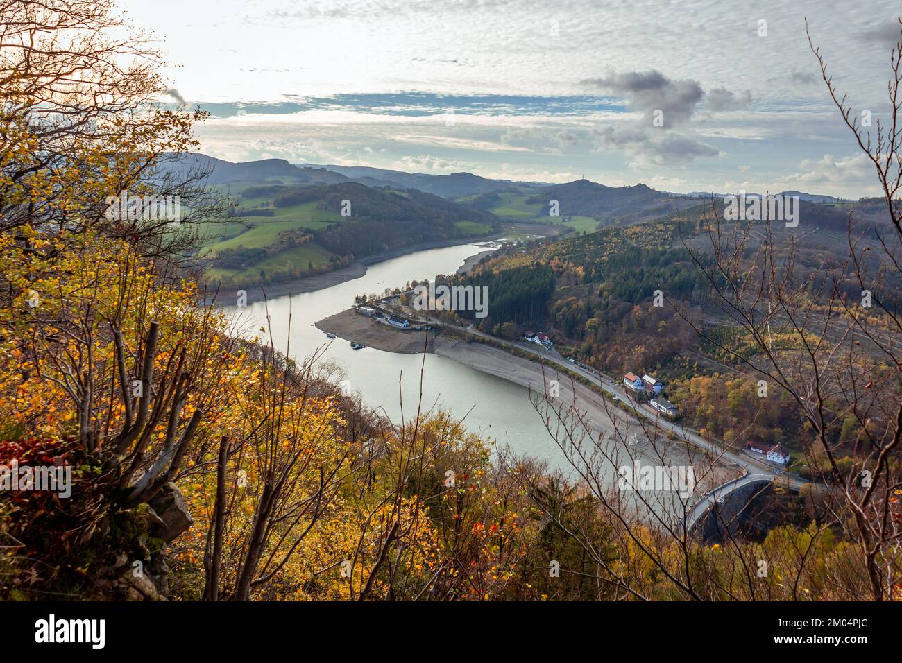 Vista dall'alto dalla montagna in autunno sul lago Diemelsee, regione del Sauerland, ciò che colpisce è il livello d'acqua estremamente basso, paese Germania Foto Stock