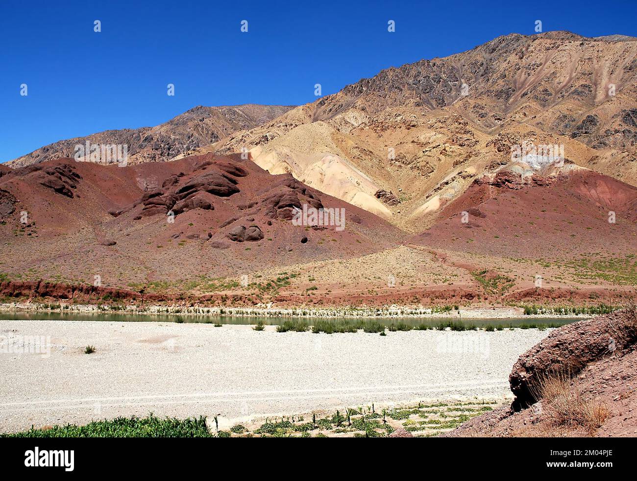 Il fiume Hari (Harirud) vicino Chisht-e-Sharif nella provincia di Herat, Afghanistan. Una vista sulla riva del fiume con il colorato paesaggio di montagna. Foto Stock
