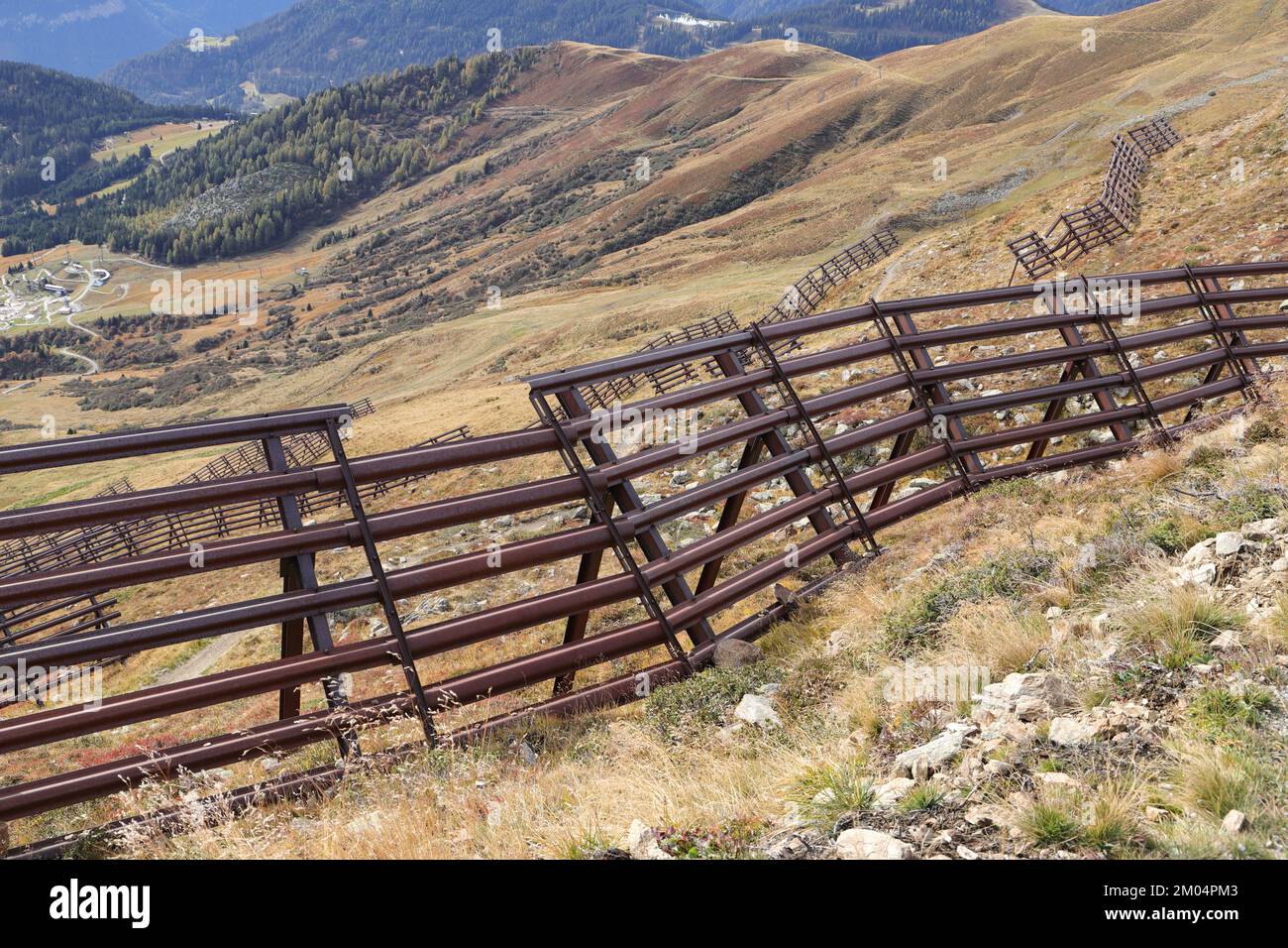 Protezione dalle valanghe nelle Alpi tirolesi Foto Stock