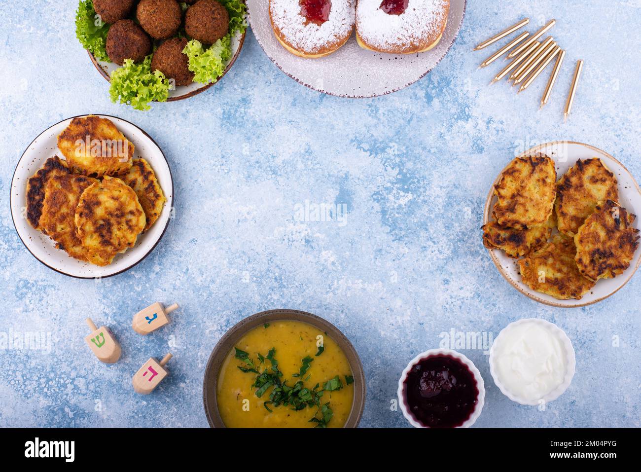 Tradizionale festa ebraica Hanukkah cibo. Foto Stock