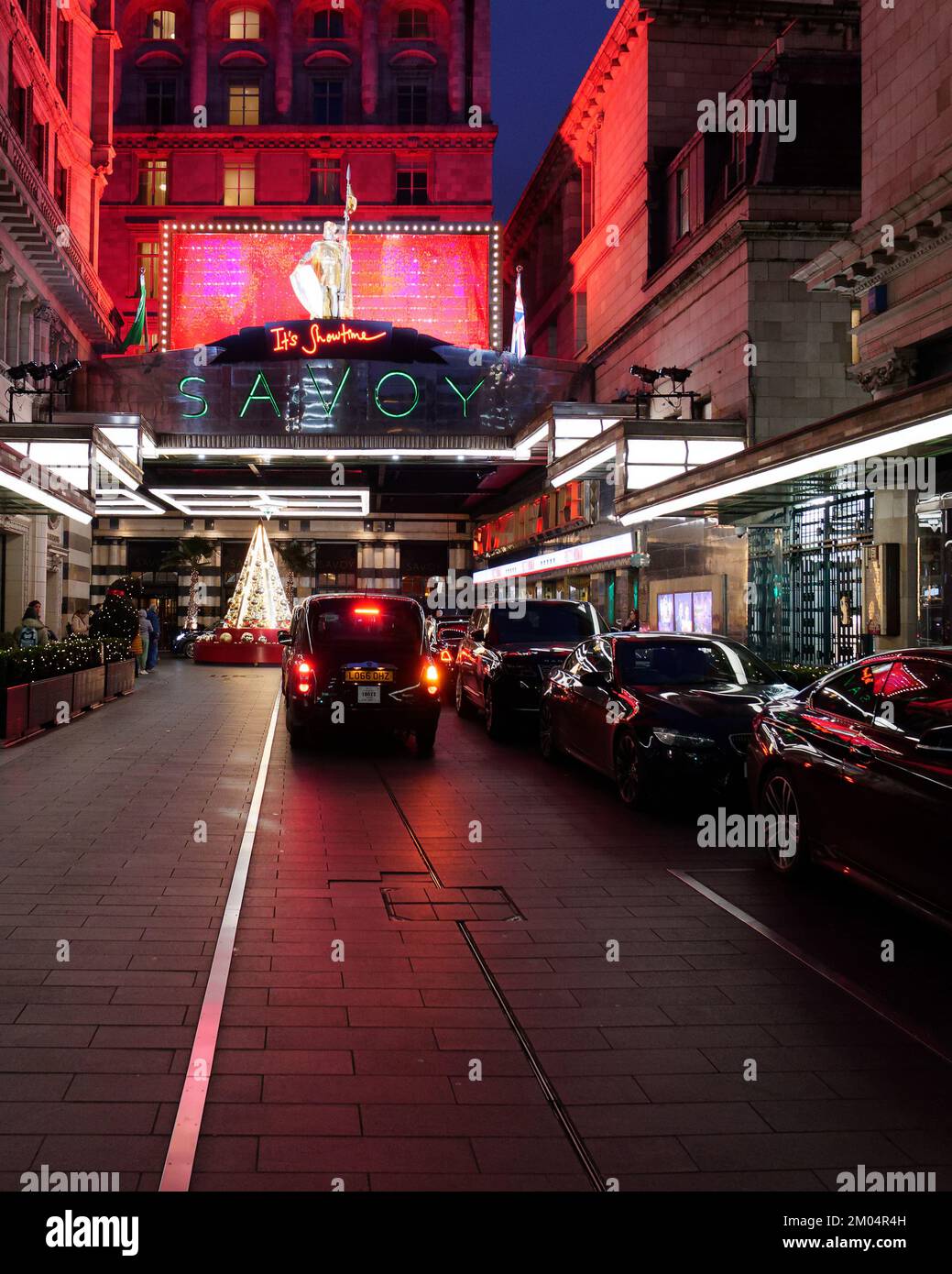 Savoy Hotel mostra la facciata di Natale e la stazione dei taxi, The Strand, Londra. Il Savoy Theatre è sulla destra e attualmente mostra Pretty Woman Foto Stock