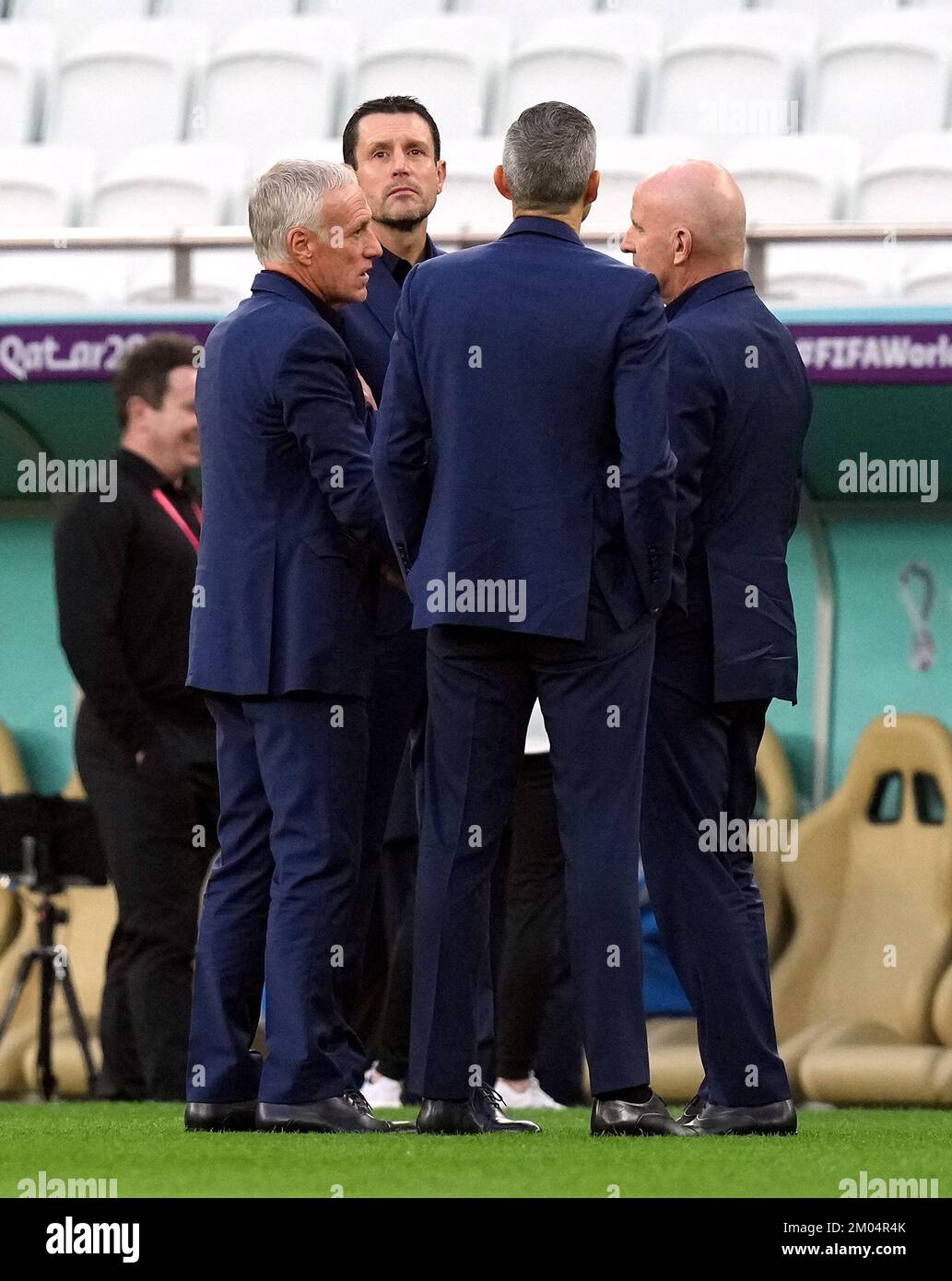 Il manager francese Didier Deschamps (a sinistra) durante il round di sedici partite della Coppa del mondo FIFA allo stadio al Thumama di Doha, in Qatar. Data immagine: Domenica 4 dicembre 2022. Foto Stock