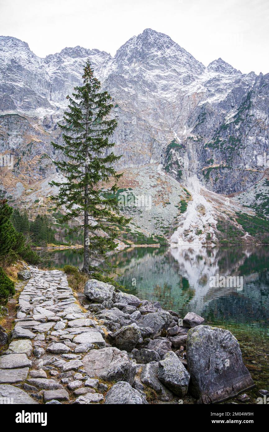 Morskie Oko o il lago Sea Eye, famosa meta turistica nel Parco Nazionale di Tatra, vicino a Zakopane, Polonia. Five Lakes Valley in montagna. Bellissimo paesaggio polacco. Foto Stock