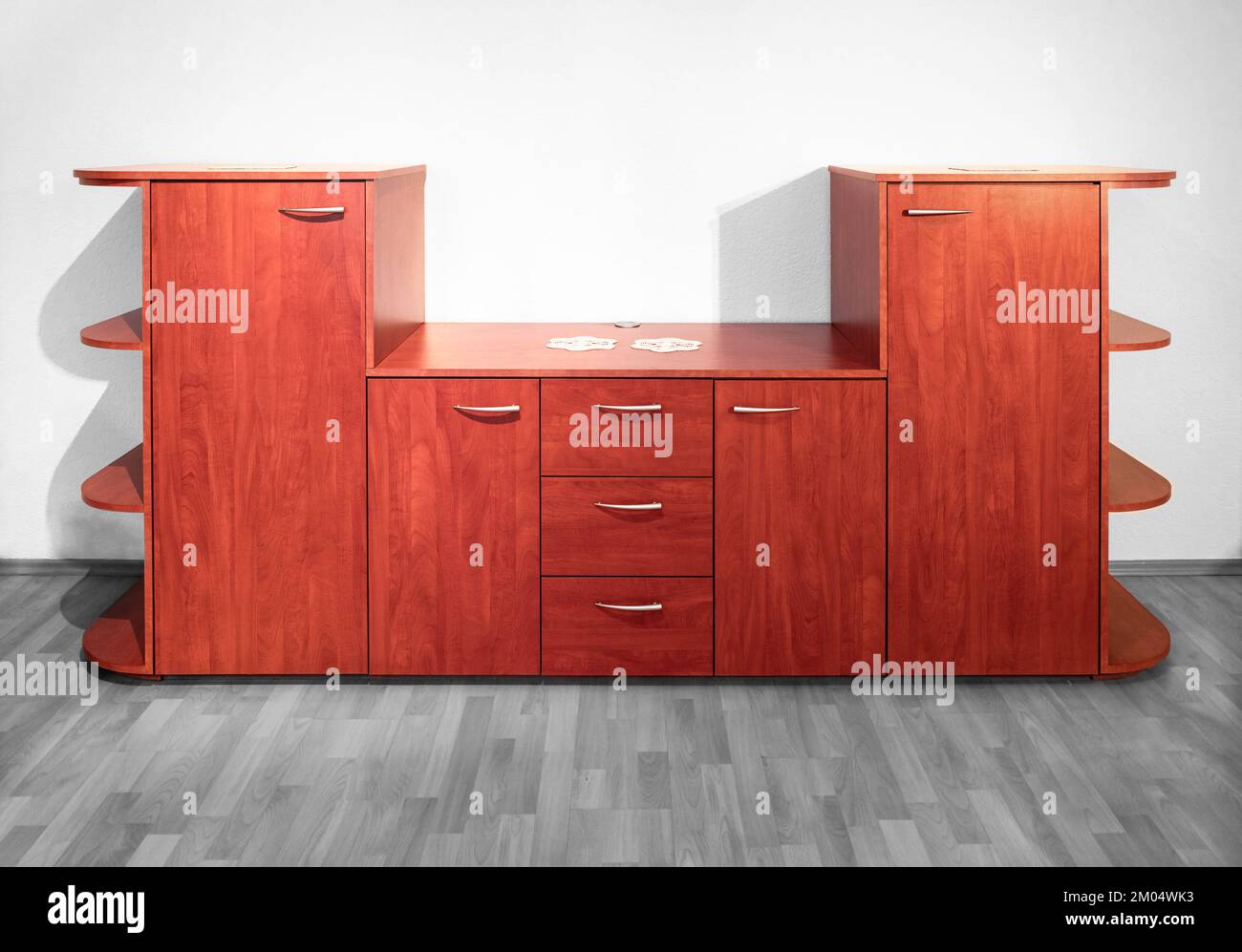 armadio in legno nel soggiorno in un caldo colore arancione Foto Stock