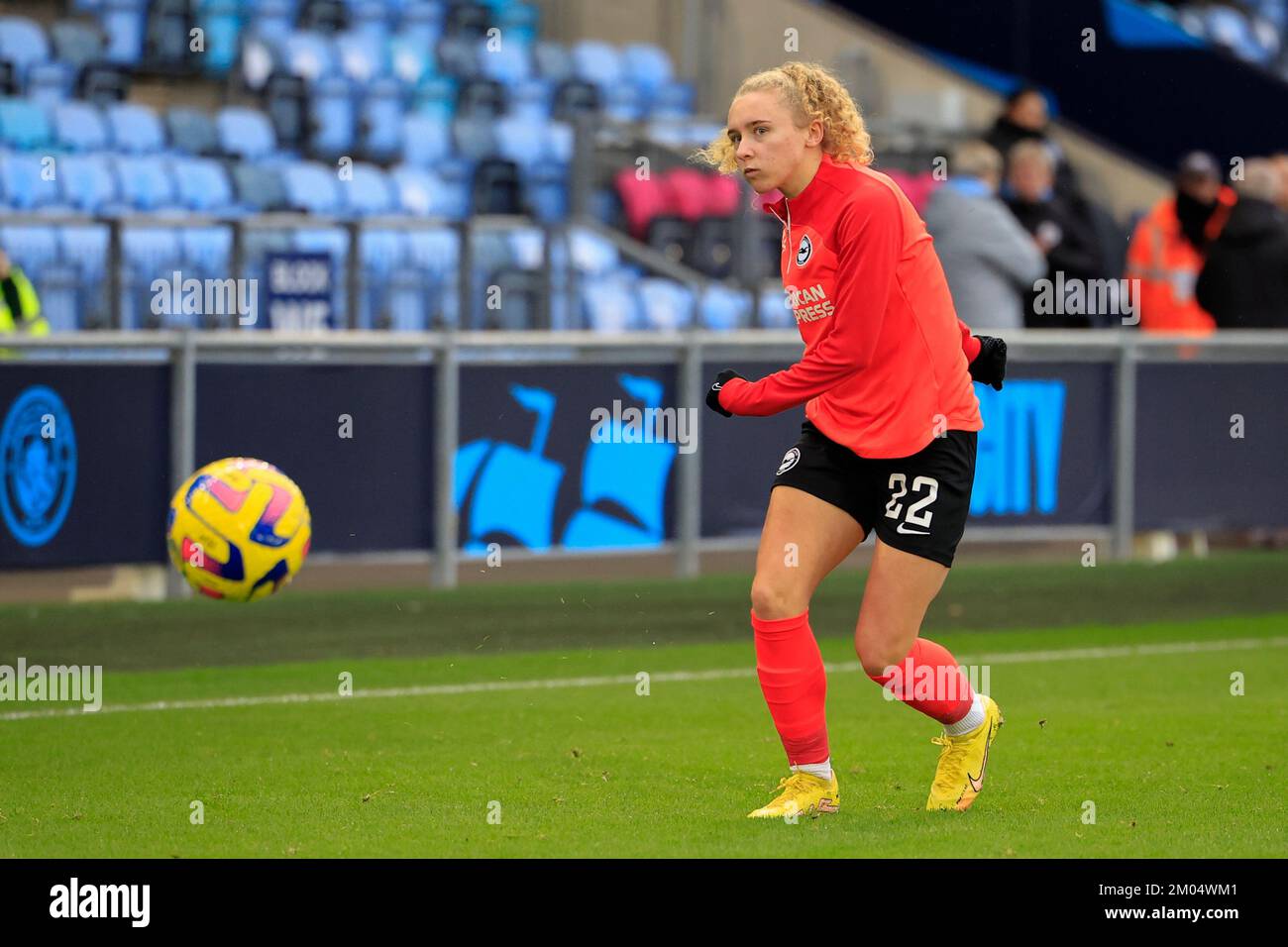 Katie Robinson #22 di Brighton durante il warm up in vista della partita della Super League femminile di fa Manchester City Women vs Brighton & Hove Albion W.F.C. al campus di Etihad, Manchester, Regno Unito, 4th dicembre 2022 (Foto di Conor Molloy/News Images) Foto Stock