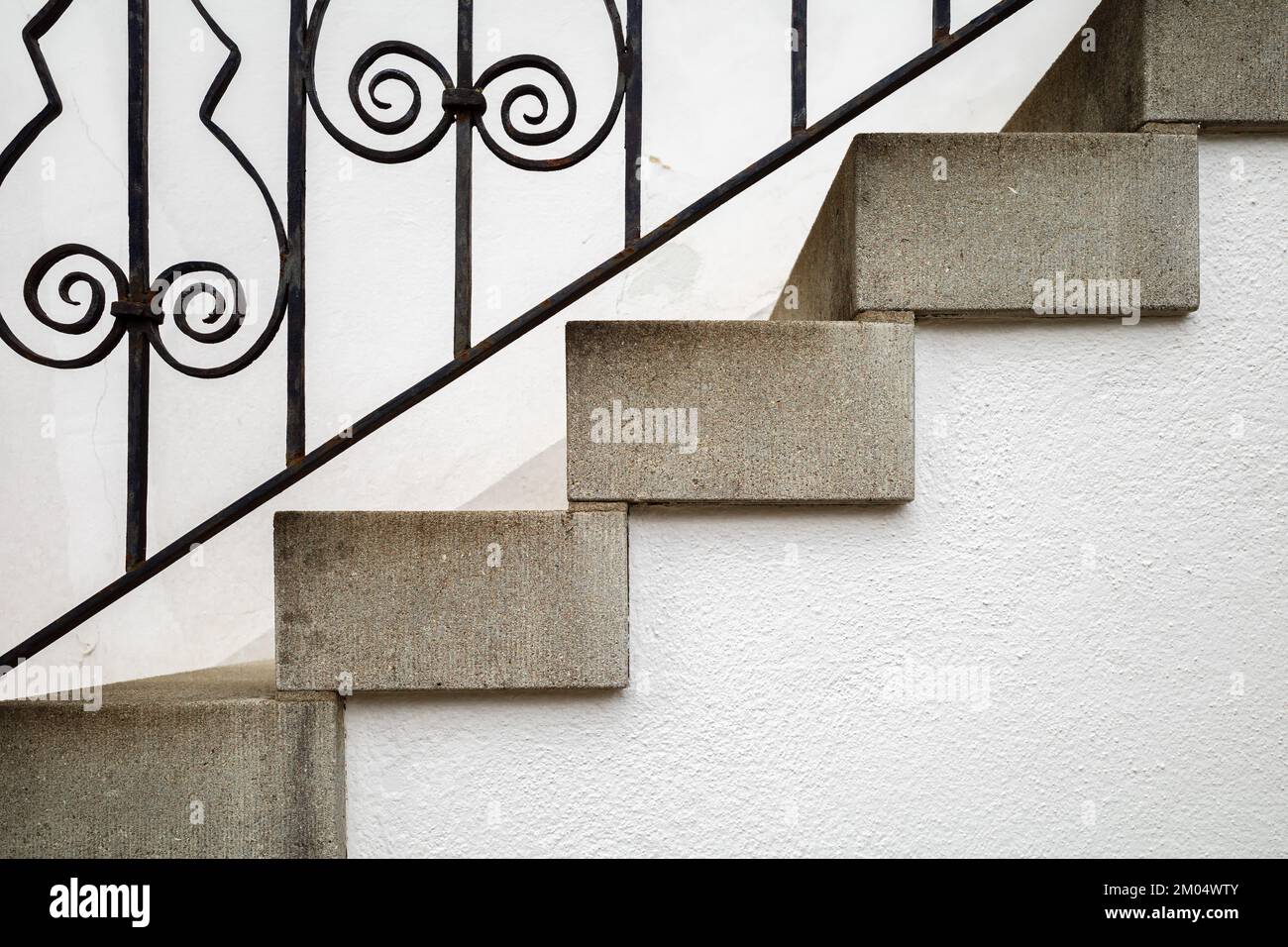 Primo piano di scale in pietra e ringhiera di una vecchia casa a Embrach, Svizzera Foto Stock