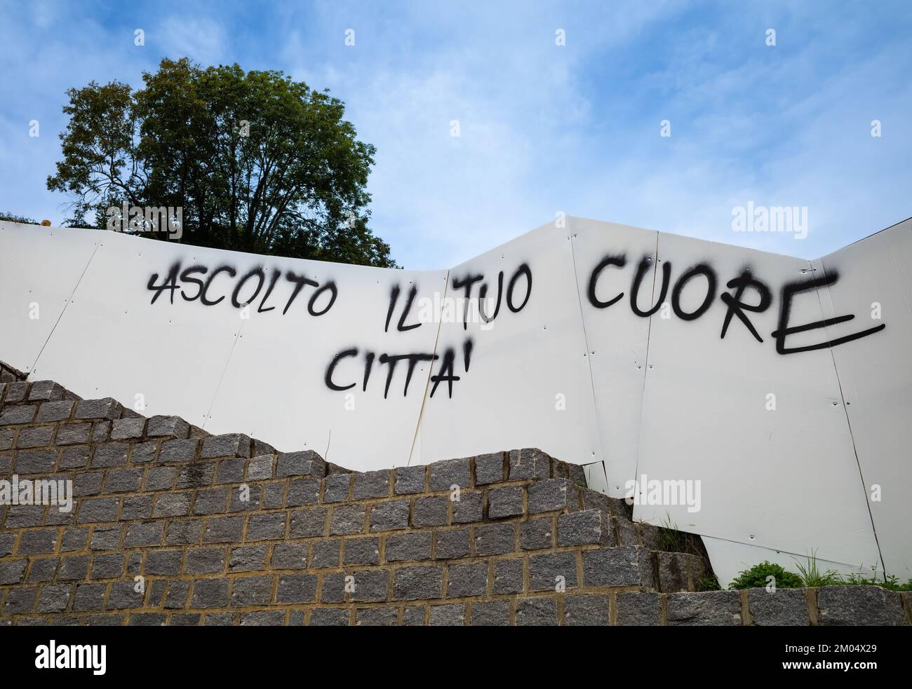 Lugano, Svizzera - 1 ottobre 2022: Iscrizione italiana sul muro - traduzione inglese: Ascolto il tuo cuore, la tua città Foto Stock