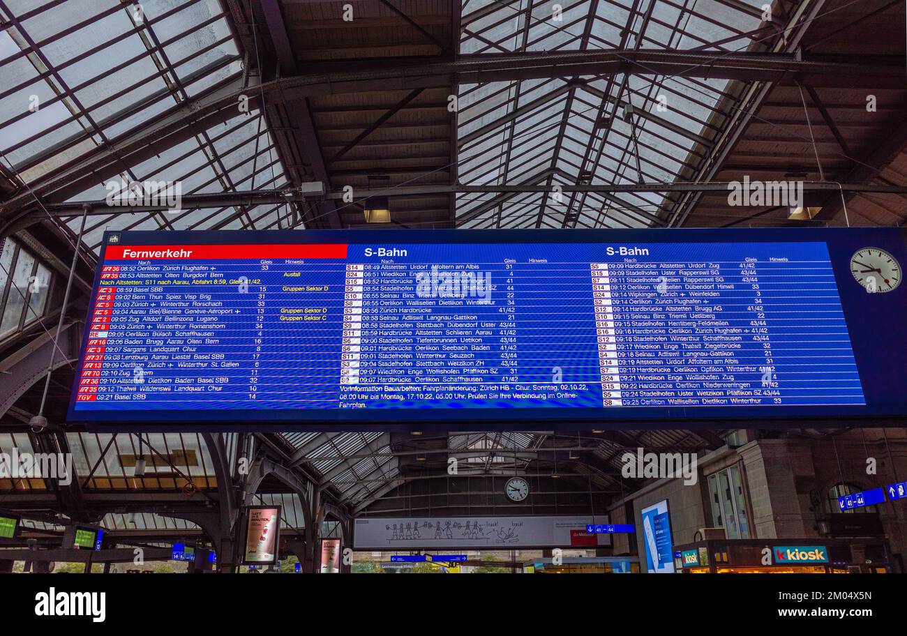 Zurigo, Svizzera - 1 ottobre 2022: Orario del treno alla stazione ferroviaria di Zurigo Foto Stock