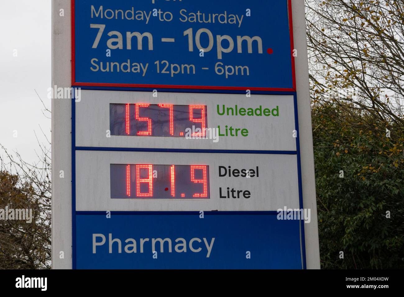 Ashford, Kent, Regno Unito. 4th Dec, 2022. Il prezzo del carburante senza piombo è sceso questa settimana con il prezzo del carburante diesel che rimane a oltre £1,80 dollari al litro. Photo Credit: Paul Lawrenson/Alamy Live News Foto Stock