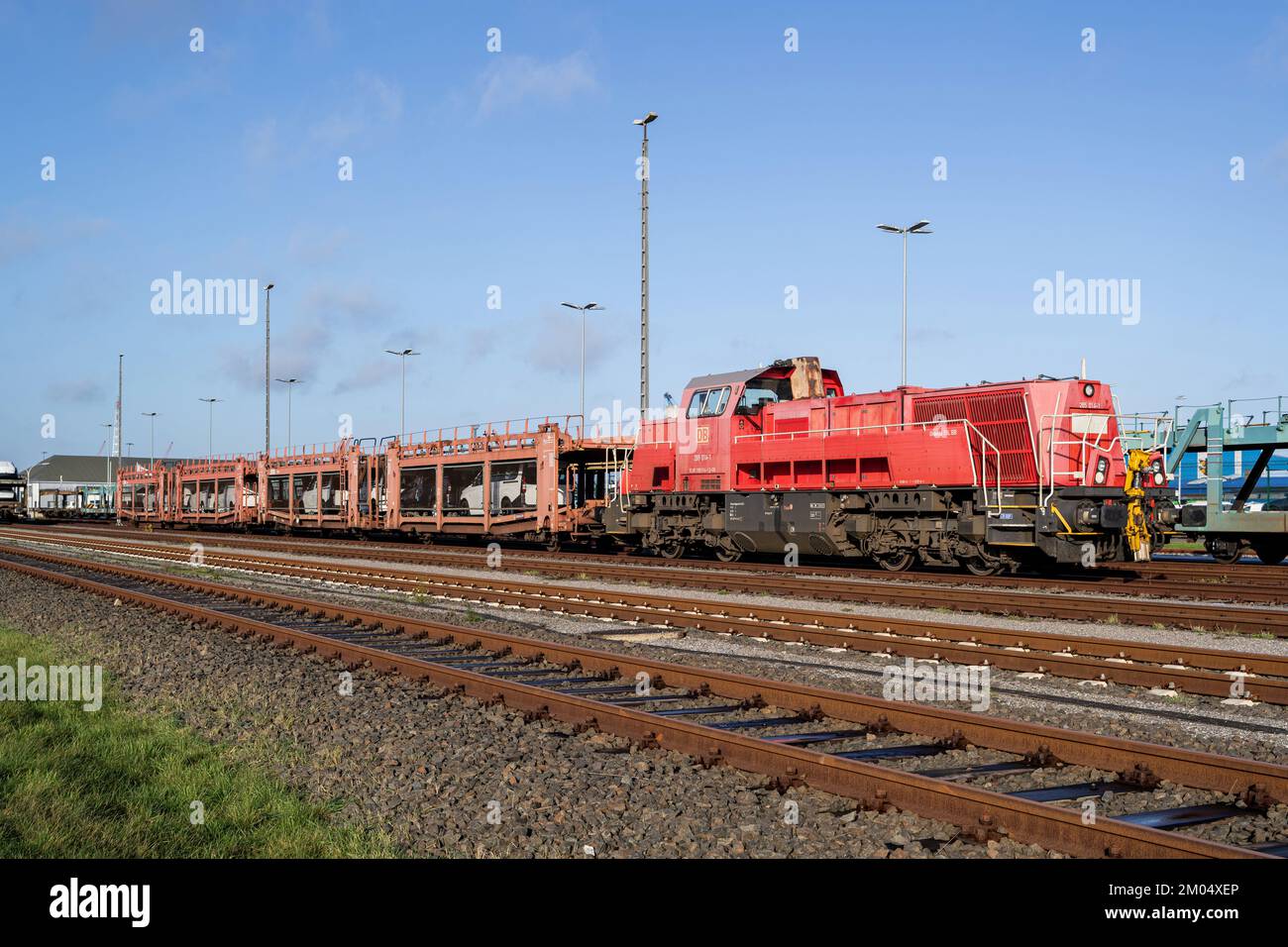 Treno merci con DB Cargo diesel idraulico Voith Gravita 15L BB locomotiva nel porto di Cuxhaven, Germania Foto Stock