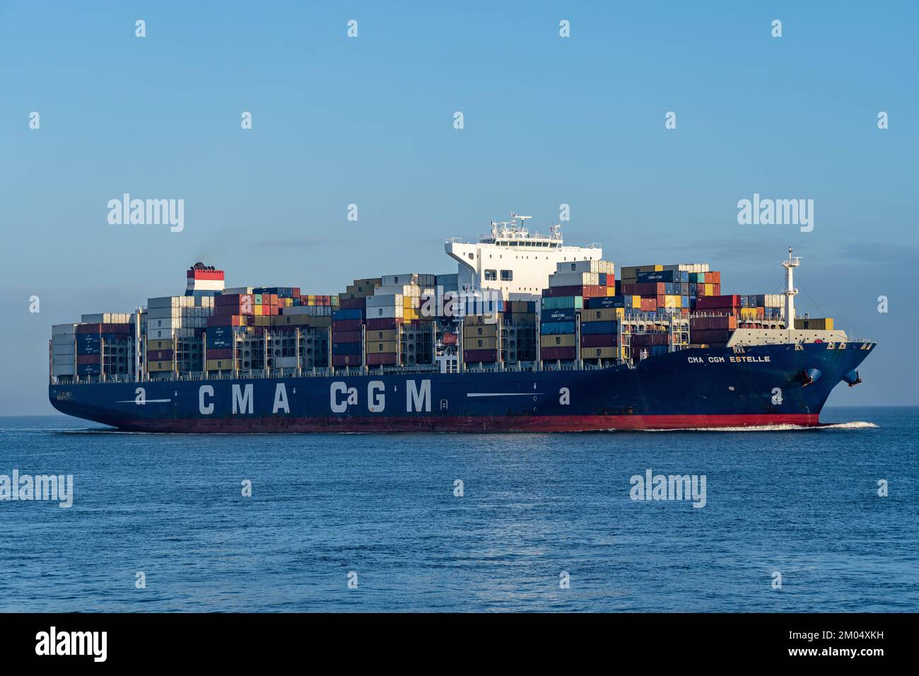 Nave container CMA CGM ESTELLE sul fiume Elba Foto Stock