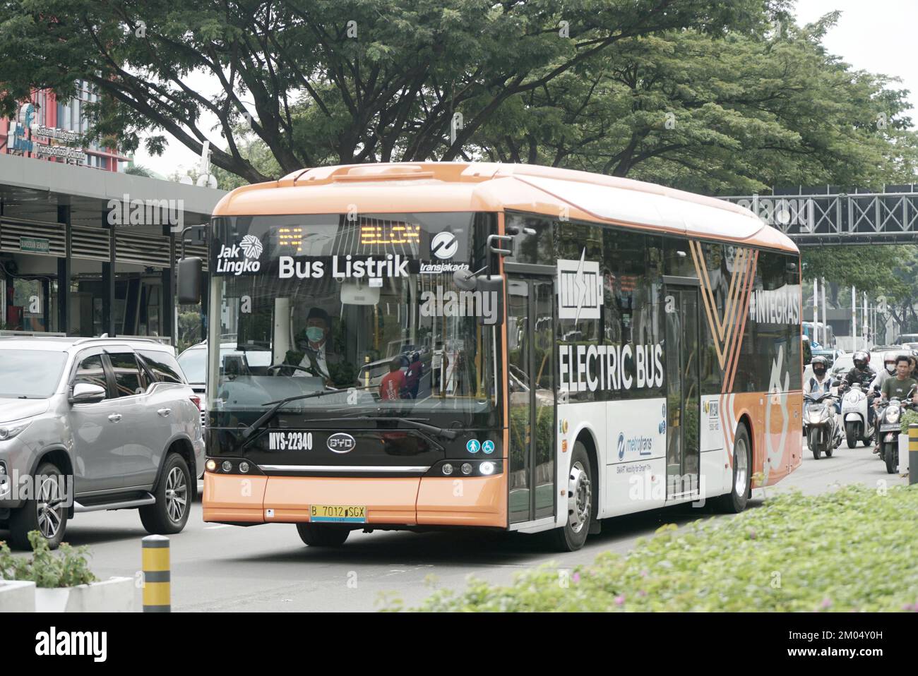 Nuovo mezzo di trasporto, senza inquinamento, autobus elettrico sulla strada principale, area commerciale Sudirman Street, Jakarta, Indonesia Foto Stock