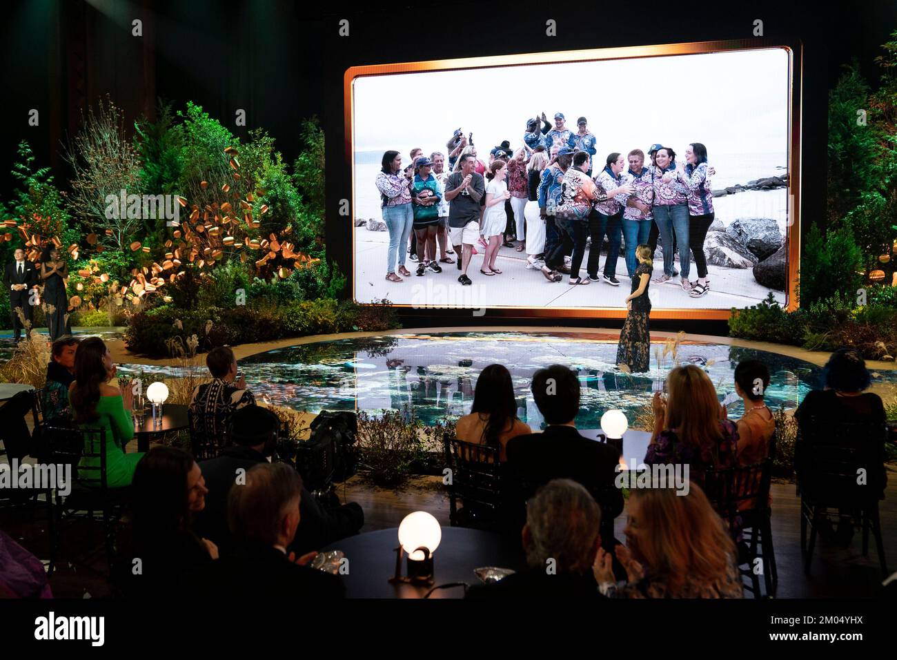 Shailene Woodley sul palco, vede uno schermo che mostra le donne indigene della Grande barriera Corallina, dall'Australia, Che ha vinto un premio nella categoria Revive Our Oceans durante la seconda cerimonia annuale di Earthshot Prize Awards presso la MGM Music Hall di Fenway, a Boston, Massachusetts, durante la quale saranno svelati i 2022 vincitori. Data immagine: Venerdì 2 dicembre 2022. Foto Stock