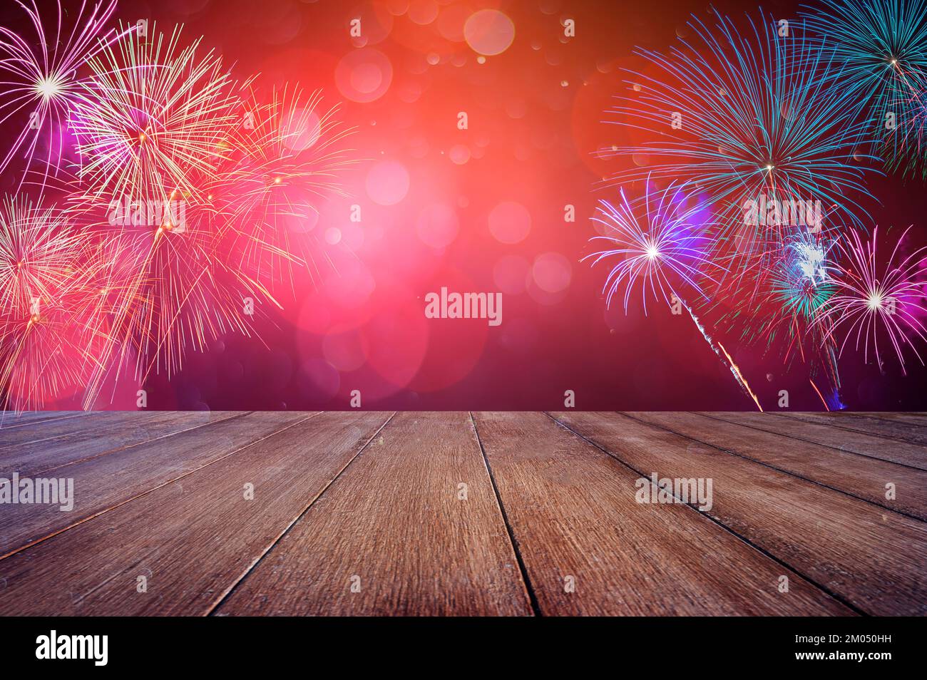 Tavolo da celebrazione con fuochi d'artificio sfondo colorato celebrazione Foto Stock