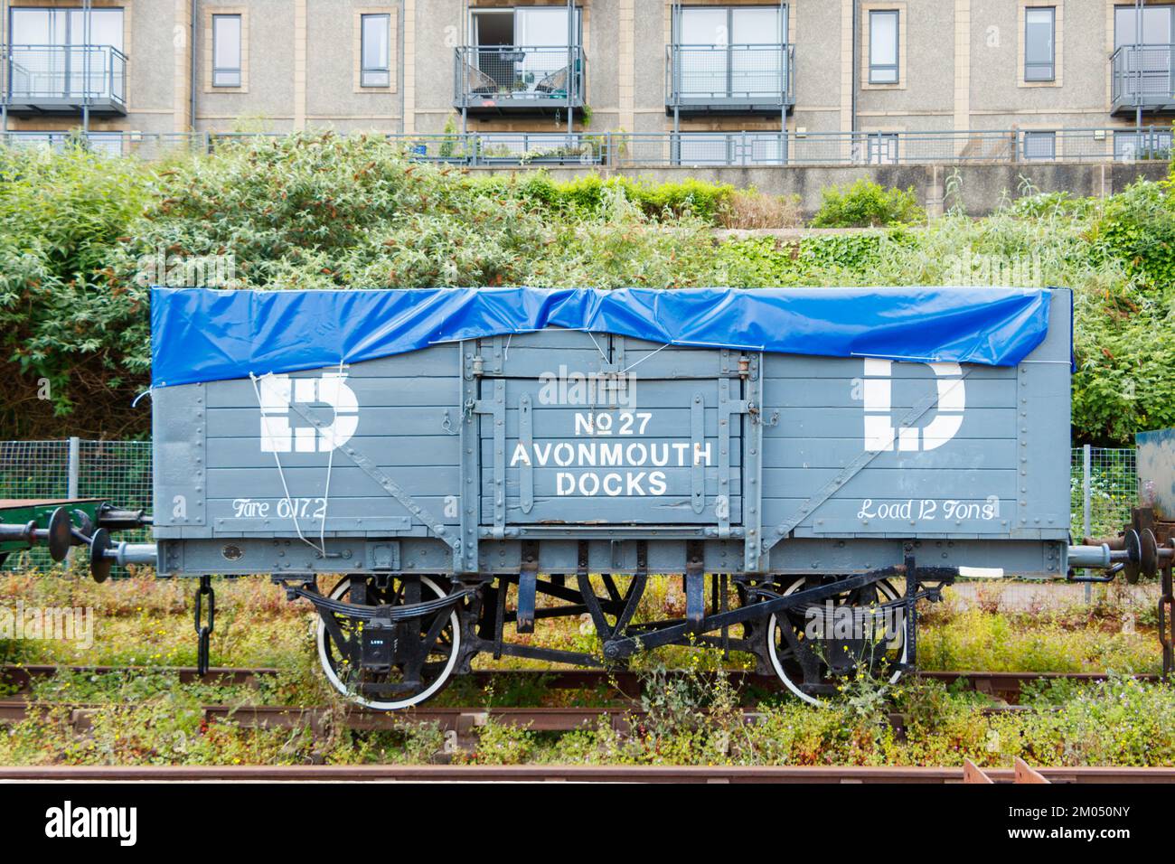 vagone ferroviario vintage e autocisterna sulla linea ferroviaria a bristol banchine uk con ponteggio avonmouth banchine Foto Stock
